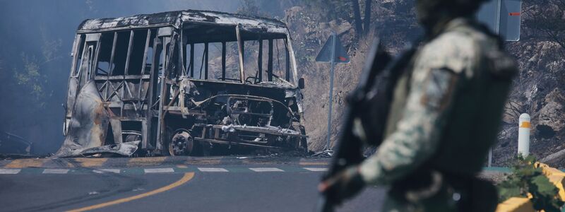 Die Anhänger des getöteten Kartellchefs steckten Autos in Brand und errichteten Straßensperren.  - Foto: Armando Solis/AP/dpa-tmn