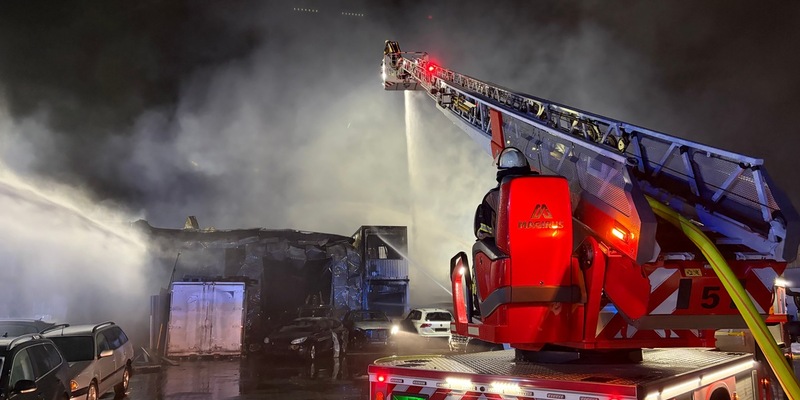 FW-E: Nächtlicher Großbrand eines Kfz-Betriebs - vorsorgliche Warnung der Bevölkerung - Foto: presseportal.de
