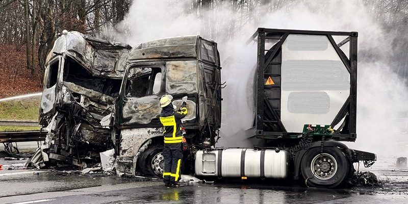 FW-GLA: Auffahrunfall auf der A2 - LKW in Vollbrand (Abschlussmeldung) - Foto: presseportal.de