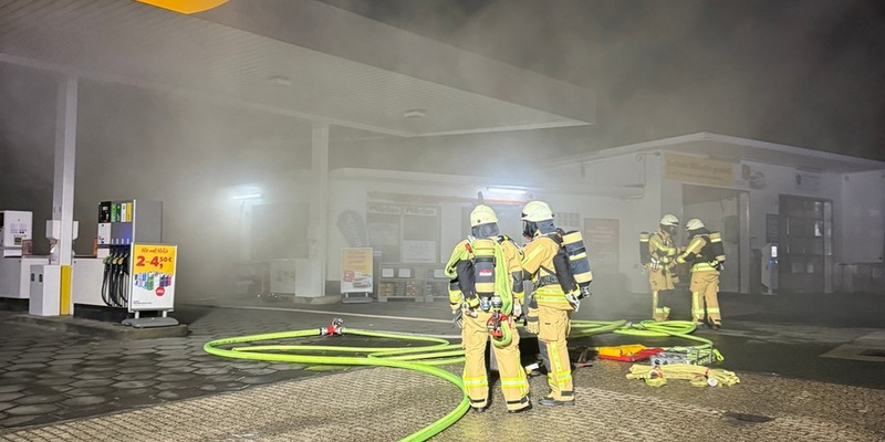 FW-EN: Brand im Tankstellengebäude in Hattingen-Welper - Feuerwehr verhindert Ausbreitung - Foto: presseportal.de