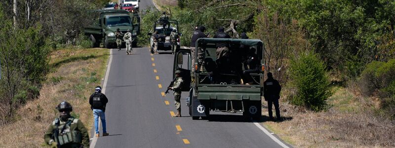 Nach dem Gewaltausbruch in Mexiko räumen Soldaten die von Bandenmitgliedern eingerichteten Straßensperren.  - Foto: Marco Ugarte/AP/dpa