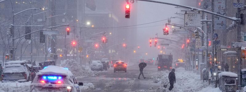 Schneemassen legten am Montag weite Teile New Yorks und der US-Ostküste lahm. - Foto: Seth Wenig/AP/dpa