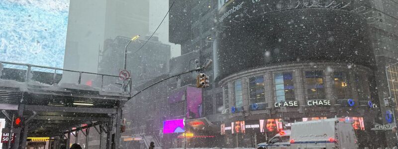Am berühmten Times Square waren am Morgen nur vereinzelt Besucher unterwegs. - Foto: Anne Pollmann/dpa