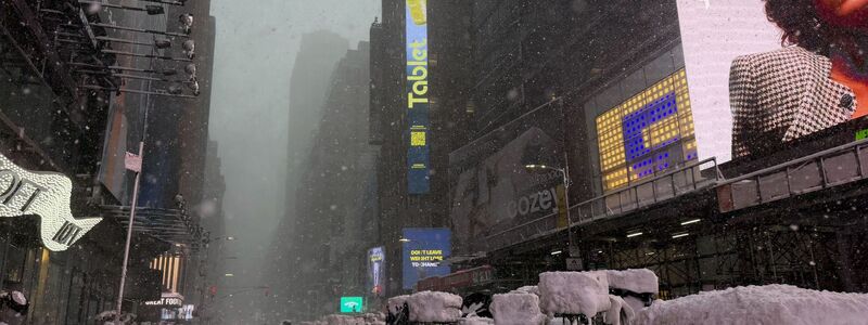 Die Schneemassen verwandelten den Times Square in eine Eislandschaft. - Foto: Anne Pollmann/dpa