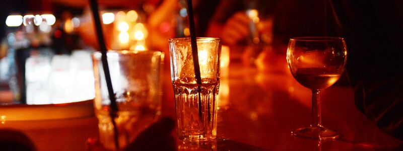 Laut der Studie berichteten Teilnehmende nach dem Ansehen entsprechender Beiträge 73 Prozent häufiger von erhöhter Lust auf Alkohol als Personen, die vergleichbare Videos ohne Alkohol sahen. (Symbolbild) - Foto: Jens Kalaene/dpa-Zentralbild/dpa