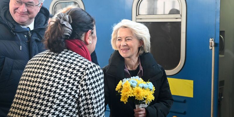 Will in Kiew ein Zeichen setzen: EU-Kommissionspräsidentin Ursula von der Leyen. - Foto: Andreas Stein/dpa