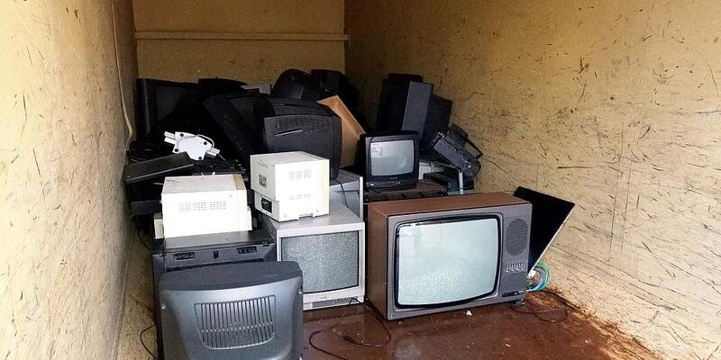 Kaputte Fernseher in einem Container (Archiv) - Foto: via dts Nachrichtenagentur