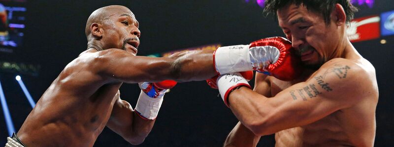 Im Juni 2015 flogen erstmals die Fäuste zwischen Floyd Mayweather (l) und Manny Pacquiao. (Archivbild) - Foto: John Locher/AP/dpa