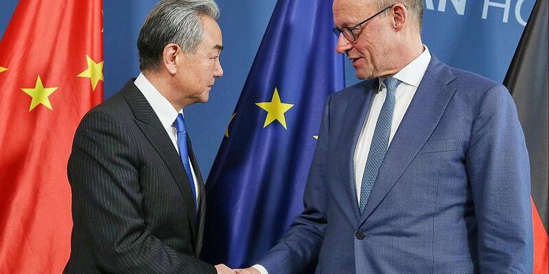 Wang Yi und Friedrich Merz (Archiv) - Foto: via dts Nachrichtenagentur