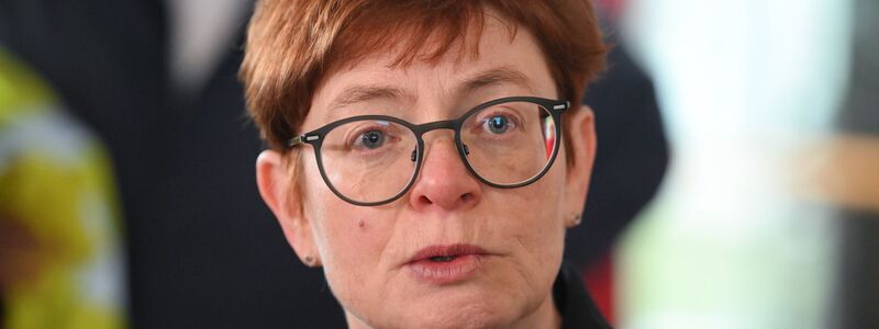 «Offenbar verstehen die Arbeitgeber immer noch nicht, dass es auf Dauer keine funktionierende ÖPNV-Daseinsvorsorge mehr geben kann, wenn wir jetzt nicht entscheidend die Arbeitsbedingungen verbessern», sagt die stellvertretende Verdi-Vorsitzende Christine Behle zum erneuten Warnstreikaufruf. (Archivbild) - Foto: Soeren Stache/dpa