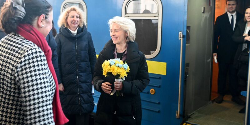 Will in Kiew ein Zeichen setzen: EU-Kommissionspräsidentin Ursula von der Leyen. - Foto: Ansgar Haase/dpa