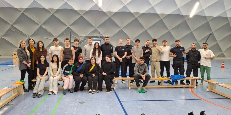 POL-RE: Gladbeck: Sport verbindet: Projekt der Polizei Recklinghausen an der Ingeborg-Drewitz-Gesamtschule - Foto: presseportal.de