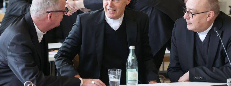 Der Hildesheimer Bischof Heiner Wilmer ist zum Vorsitzenden der Deutschen Bischofskonferenz gewählt worden. - Foto: Daniel Löb/dpa