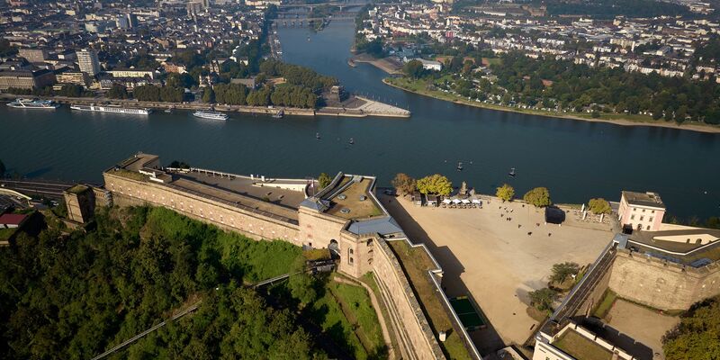 Die Leiche der Frau wurde unterhalb der Festung gefunden. (Symbolbild) - Foto: Thomas Frey/dpa