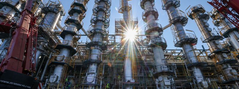 Die Chemiebranche kämpft gegen hohe Energiepreise und Wirtschaftsflaute - die Tarifverhandlungen stocken (Archivbild) - Foto: Jan Woitas/dpa