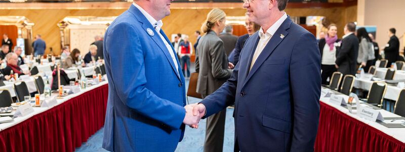 Zum Verhandlungsauftakt Anfang Februar in Hannover begrüßten sich die Verhandlungsführer Oliver Heinrich (IG BCE, links) und Matthias Bürk (BAVC) per Handschlag. (Archivbild) - Foto: Michael Matthey/dpa