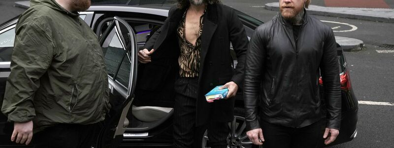 Der britische Schauspieler Russell Brand ist wegen schwerer sexueller Straftaten angeklagt. Er bestreitet die Vorwürfe. - Foto: Jeff Moore/PA Wire/dpa