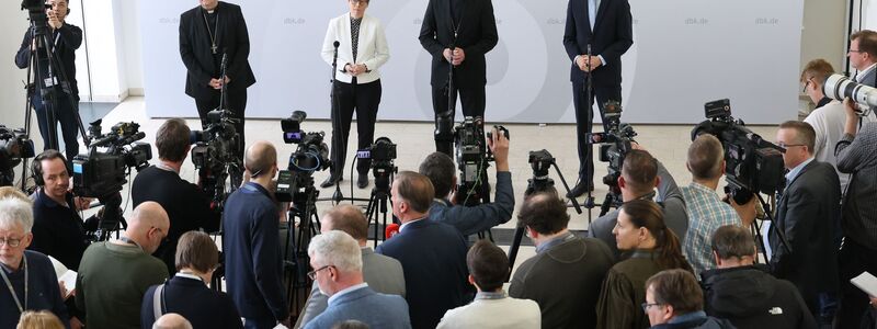 Auf einer Pressekonferenz wurde Heiner Wilmer als neuer Chef der deutschen Bischöfe vorgestellt.  - Foto: Daniel Löb/dpa