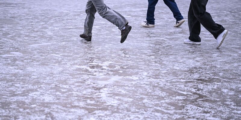 Unsichere Schritte, auch in Richtung Zukunft: Viele Jugendliche blicken pessimistisch in die Welt. (Symbolbild) - Foto: Britta Pedersen/dpa