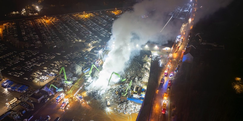FW-E: Großbrand auf Schrottplatz in Essen - Rauchentwicklung zieht über das östliche Ruhrgebiet - Foto: presseportal.de