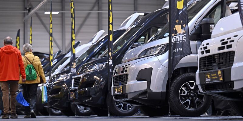 Wohnmobile können höhere sechsstellige Summen kosten und sind nicht für jedermann erschwinglich. (Symbolbild) - Foto: Martin Schutt/dpa