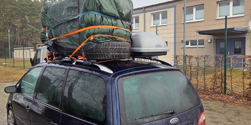 POL-HRO: Kühlschrank auf dem Dach - Polizei stoppt überladenen Van auf der A24 - Foto: presseportal.de