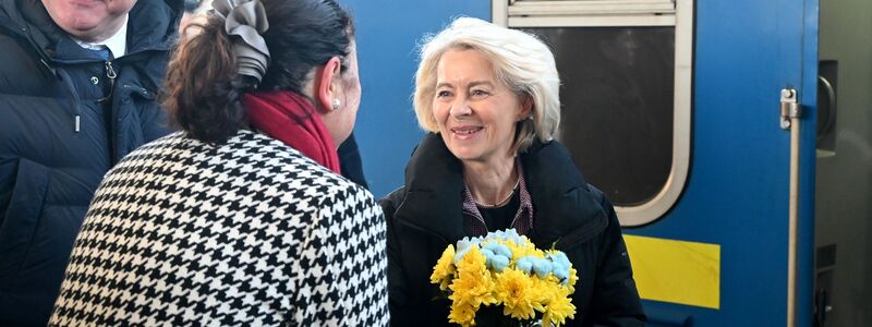 EU-Kommissionspräsidentin Ursula von der Leyen sichert der Ukraine weiter europäische Unterstützung zu. - Foto: Ansgar Haase/dpa