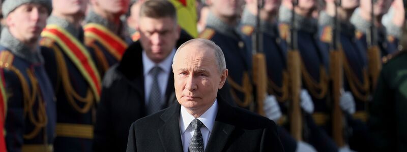 Kremlchef Wladimir Putin will seine Kriegsziele in der Ukraine auf dem Schlachtfeld oder bei den Verhandlungen erreichen. - Foto: Maxim Shipenkov/Pool EPA/AP/dpa