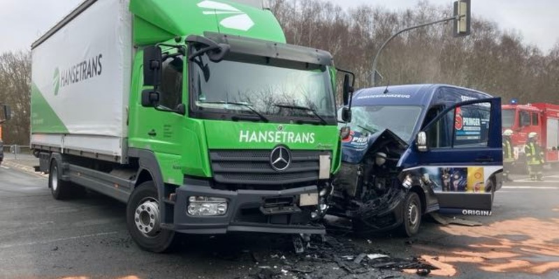 POL-DH: --- Syke, Verkehrsunfall zwischen Transporter und Lkw --- - Foto: presseportal.de