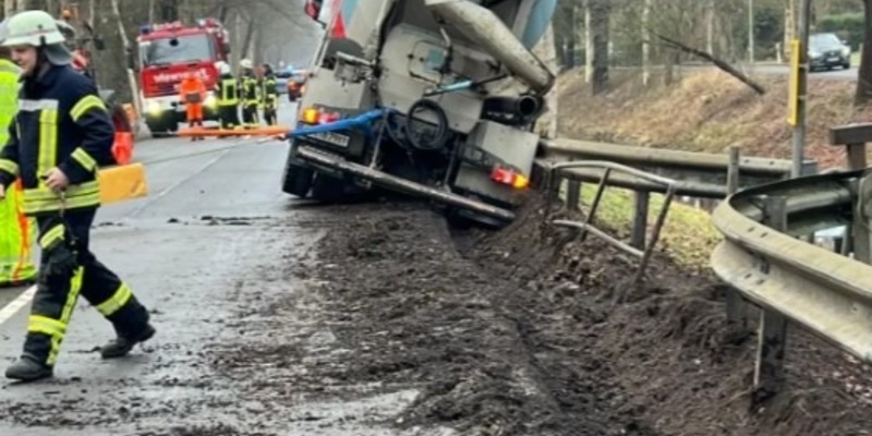 POL-ROW: Gnarrenburg: Betonmischer verunfallt - Schutzplanke verhindert Absturz in Kanal - Foto: presseportal.de