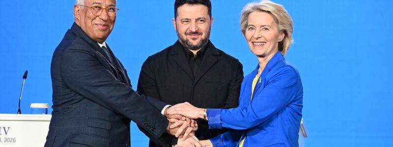 Versprachen dem ukrainischen Präsidenten Wolodymyr Selenskyj zum Jahrestag des russischen Angriffskrieges weitere Unterstützung: EU-Kommissionspräsidentin Ursula von der Leyen (r) und EU-Ratspräsident António Costa (l). - Foto: Ansgar Haase/dpa