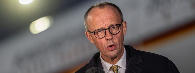 In einer Stellungnahme kurz vor seinem Abflug gab er eine chinesische Weisheit als Motto seiner Reise aus. - Foto: Michael Kappeler/dpa