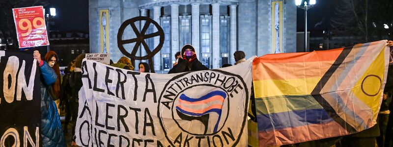 Es gibt aber auch Protest gegen Schwarzer vor der Volksbühne. - Foto: Jens Kalaene/dpa