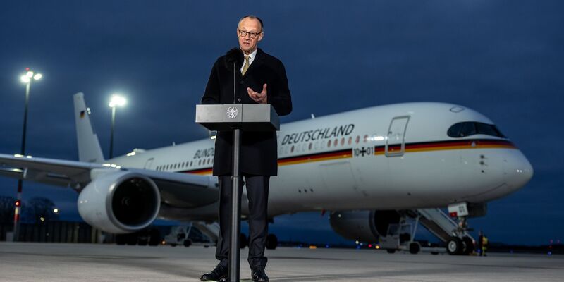 Vor seinem Abflug nach Peking gab Merz fünf Leitlinien für seine China-Visite aus. - Foto: Michael Kappeler/dpa