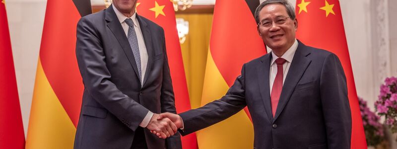 Chinas Ministerpräsident Li Qiang begrüßte den Kanzler in Peking. - Foto: Michael Kappeler/dpa