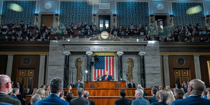 Die Demokraten gehen hart ins Gericht mit dem US-Präsidenten, der in seiner Rede zur Lage der Nation viel Lob für die eigene Linie übrig hatte. - Foto: Kenny Holston/Pool The New York Times/dpa