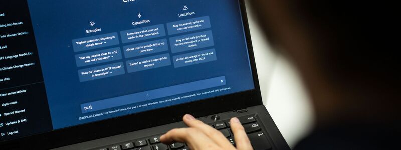Monate vor dem Schulmassaker soll die Täterin Gedanken zu Waffengewalt auf der KI-Plattform ChatGPT ausgestaltet haben. (Symbolbild) - Foto: Frank Rumpenhorst/dpa