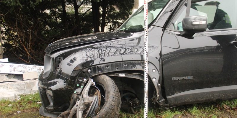 POL-RBK: Wermelskirchen - Pkw zwischen Baum und Mauer eingeklemmt - Fahrer schwer verletzt - Foto: presseportal.de