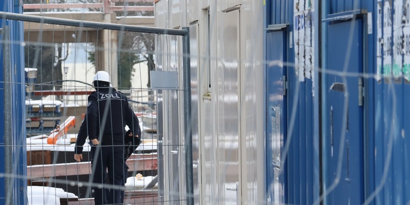 HZA-RO: Mindestlohnprüfung des ZOLLs in sogenannten Risikobranchen / Hauptzollamt Rosenheim mit zahlreichen Kräften im Einsatz - Foto: presseportal.de