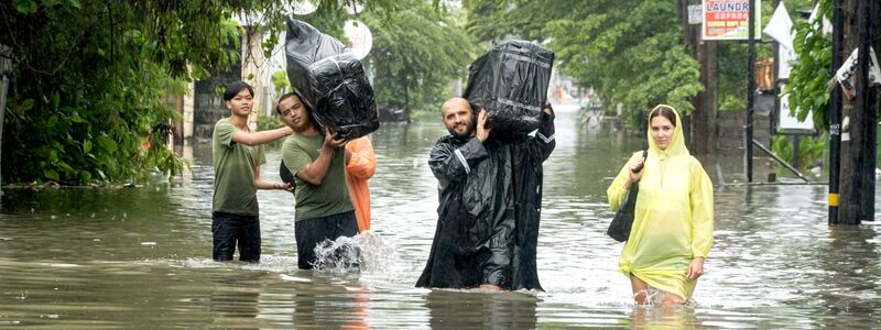 Bewohner und Urlauber mussten sich vielerorts in Sicherheit bringen.  - Foto: Dicky Bisinglasi/XinHua/dpa
