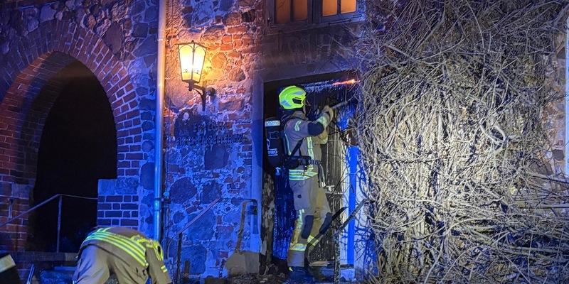 FW-OLL: Feuer vor der Tür: Schnelles Eingreifen bewahrt Gemeindehaus vor Vollbrand - Foto: presseportal.de