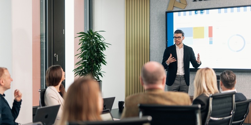 KI in der Führung: Felix Anrich von FAIRFAMILY erklärt, warum Technologie nur mit Struktur wirkt - Foto: presseportal.de
