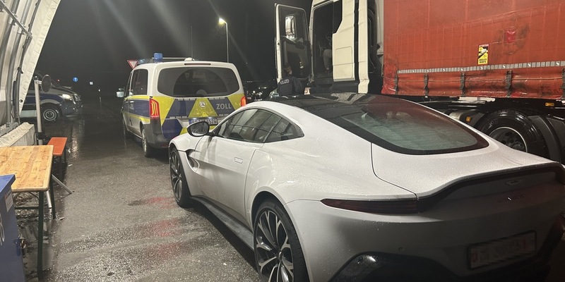 HZA-UL: Schmuggel/Zoll stoppt Aston Martin V8 - Foto: presseportal.de