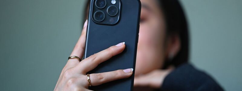 Der Griff zum Handy ist alltäglich geworden. - Foto: Elisa Schu/dpa
