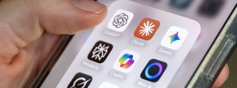 Apps von KI-Anbietern auf einem Smartphone. - Foto: Philip Dulian/dpa