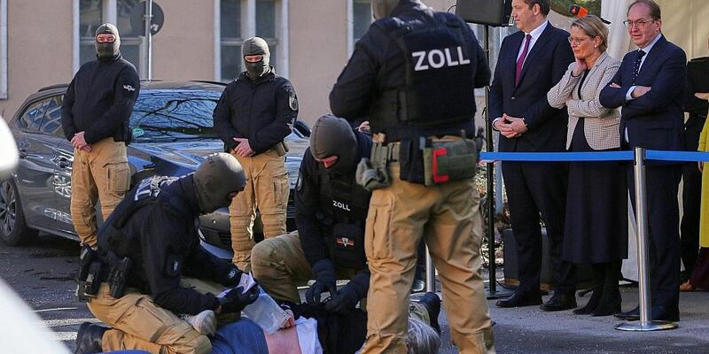 Lars Klingbeil, Stefanie Hubig und Alexander Dobrindt bei einer praktischen Einsatzvorführung durch Spezialkräfte des Zolls am 25.02.2025 - Foto: via dts Nachrichtenagentur