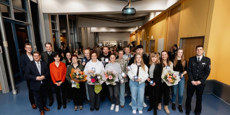 POL-KS: 26. Kasseler Polizeimedaille: Auszeichnung für Zivilcourage an 14 Bürgerinnen und Bürger verliehen - Foto: presseportal.de