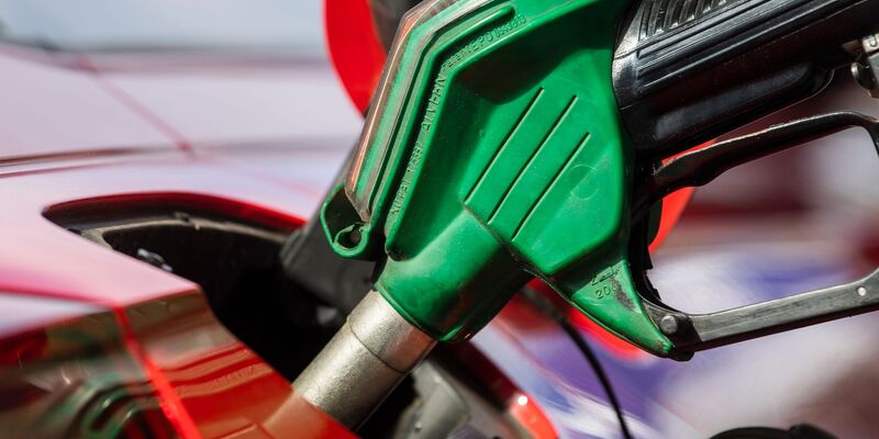 Der Spritpreis ist binnen einer Woche gestiegen und so hoch wie seit eineinhalb Jahren nicht mehr.  - Foto: Christophe Gateau/dpa