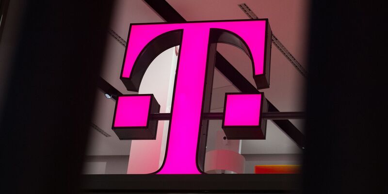 Ein Telekom-Logo strahlt in Magenta - für den Konzern sind die Behördenpläne eine gute Nachricht.  - Foto: Rainer Jensen/dpa/dpa-tmn