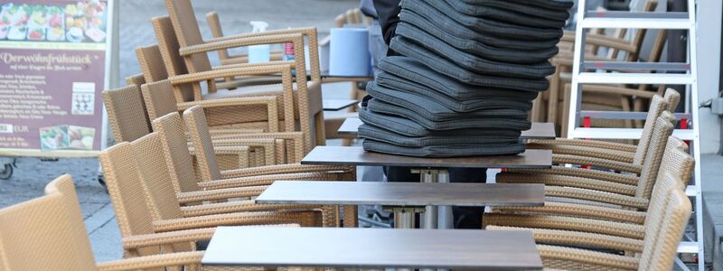 Von den frühlingshaften Temperaturen profitiert auch die Außengastronomie. - Foto: Matthias Bein/dpa